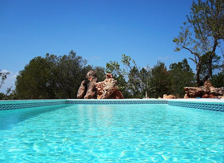 Geniet van het sprankelende zwembad bij Casa Vale Vinagre, een charmant vakantiehuis in Sao Bartolomeu de Messines, Algarve.