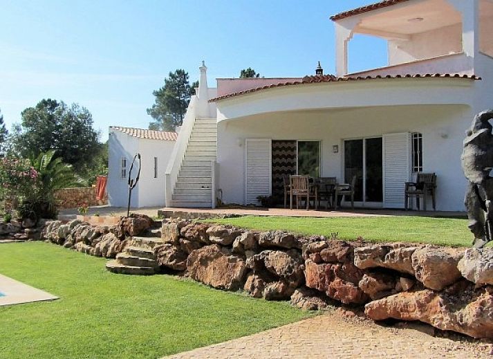 Geniet van het sprankelende zwembad bij Casa Vale Vinagre, een charmant vakantiehuis in Sao Bartolomeu de Messines, Algarve.