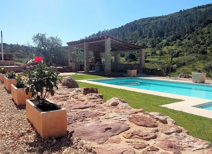 Geniet van het sprankelende zwembad bij Casa Vale Vinagre, een charmant vakantiehuis in Sao Bartolomeu de Messines, Algarve.