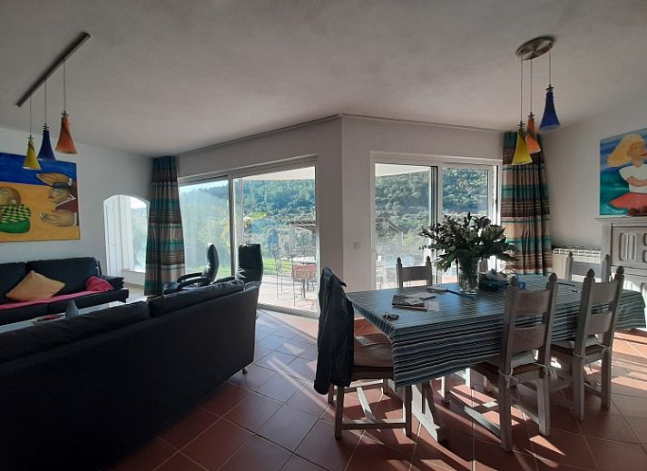 Geniet van het sprankelende zwembad bij Casa Vale Vinagre, een charmant vakantiehuis in Sao Bartolomeu de Messines, Algarve.