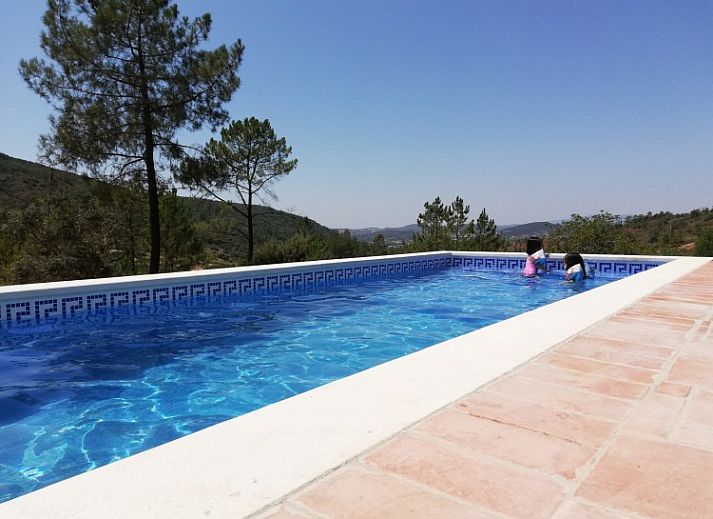 Geniet van het zwembad bij Casa da Alfarobeira, een vakantiehuis in Sao Bartolomeu de Messines, Algarve, omringd door prachtige natuur.
