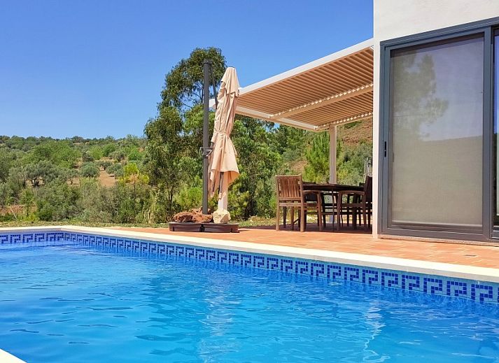 Geniet van het zwembad bij Casa da Alfarobeira, een vakantiehuis in Sao Bartolomeu de Messines, Algarve, omringd door prachtige natuur.