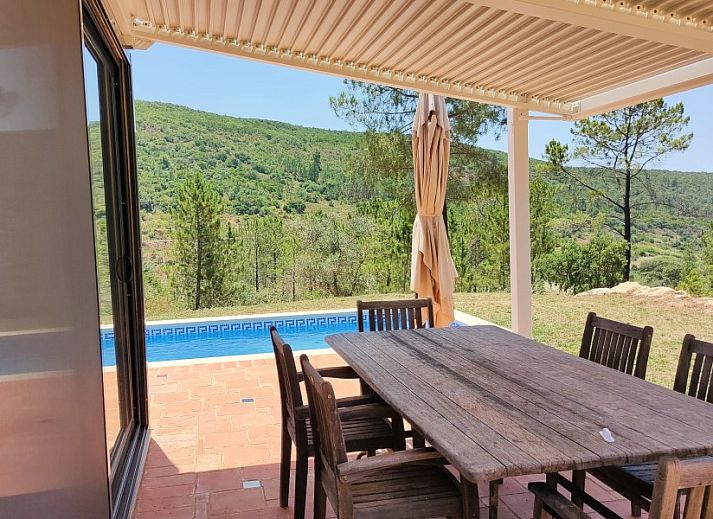 Geniet van het zwembad bij Casa da Alfarobeira, een vakantiehuis in Sao Bartolomeu de Messines, Algarve, omringd door prachtige natuur.