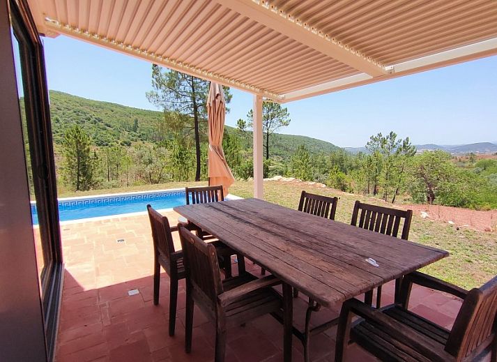 Geniet van de zon bij het zwembad van Casa da Alfarobeira, een vakantiehuis in Sao Bartolomeu de Messines, Algarve, Portugal.