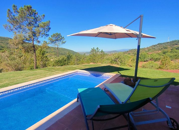 Geniet van de zon bij het zwembad van Casa da Alfarobeira, een vakantiehuis in Sao Bartolomeu de Messines, Algarve, Portugal.