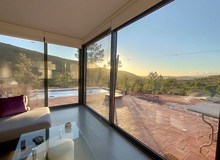 Geniet van de zon bij het zwembad van Casa da Alfarobeira, een vakantiehuis in Sao Bartolomeu de Messines, Algarve, Portugal.