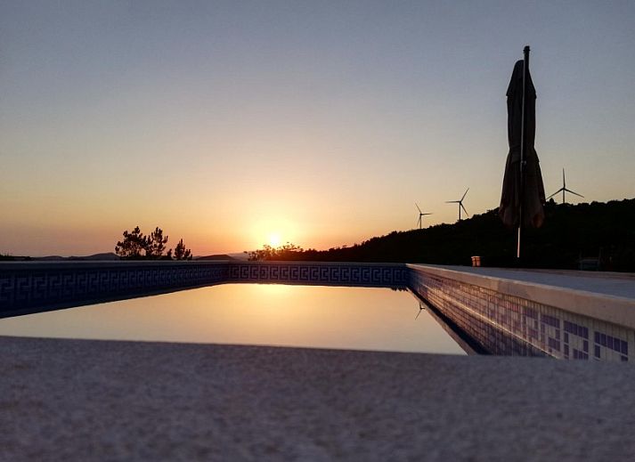 Geniet van de zon bij het zwembad van Casa da Alfarobeira, een vakantiehuis in Sao Bartolomeu de Messines, Algarve, Portugal.