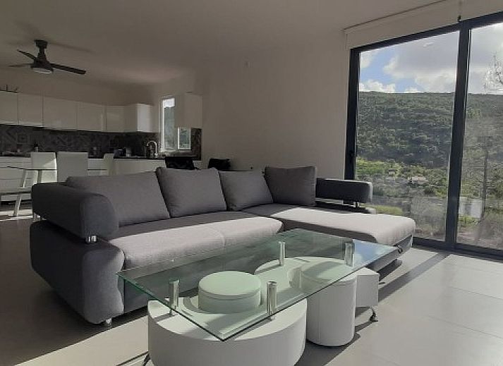 Geniet van de serene omgeving van Casa da Alfarobeira, een vakantiehuis met zwembad in Sao Bartolomeu de Messines, Algarve.