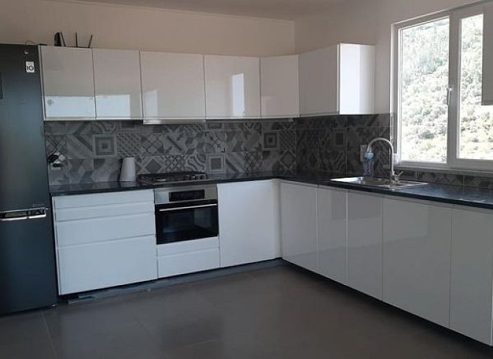 Geniet van de serene omgeving van Casa da Alfarobeira, een vakantiehuis met zwembad in Sao Bartolomeu de Messines, Algarve.