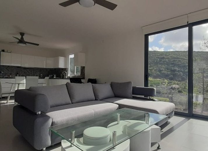 Ontspan bij het zwembad van Casa da Alfarobeira, een vakantiehuis in Sao Bartolomeu de Messines, Algarve, met uitzicht op de heuvels.