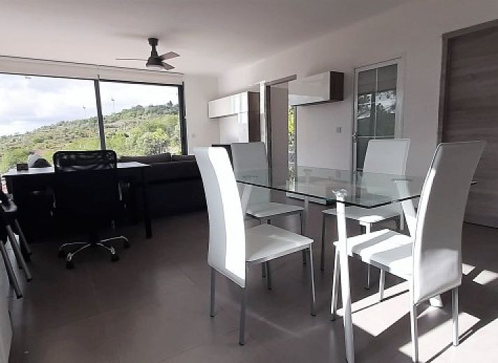Ontspan bij het zwembad van Casa da Alfarobeira, een vakantiehuis in Sao Bartolomeu de Messines, Algarve, met uitzicht op de heuvels.