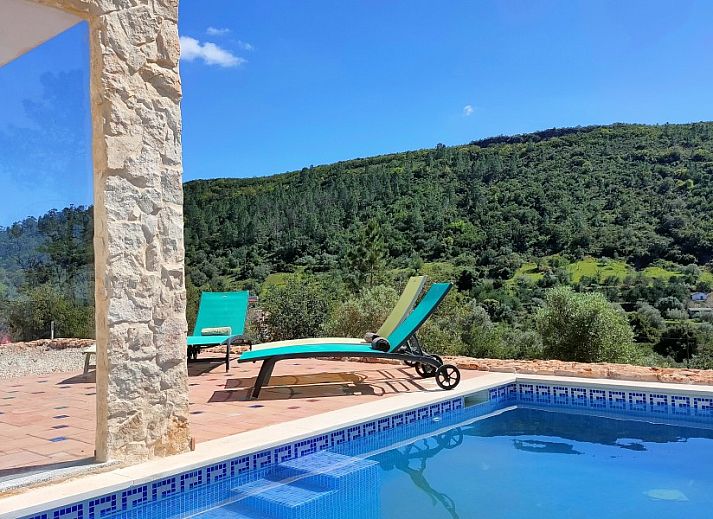 Geniet van het uitzicht op de groene heuvels vanuit Casa Bananeira villa 4P + baby met privezwembad in Sao Bartolomeu de Messines, Algarve.