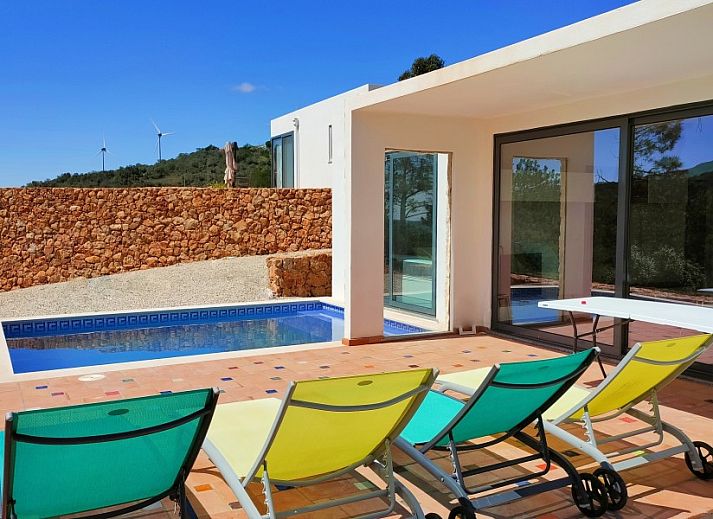 Geniet van het uitzicht op de groene heuvels vanuit Casa Bananeira villa 4P + baby met privezwembad in Sao Bartolomeu de Messines, Algarve.