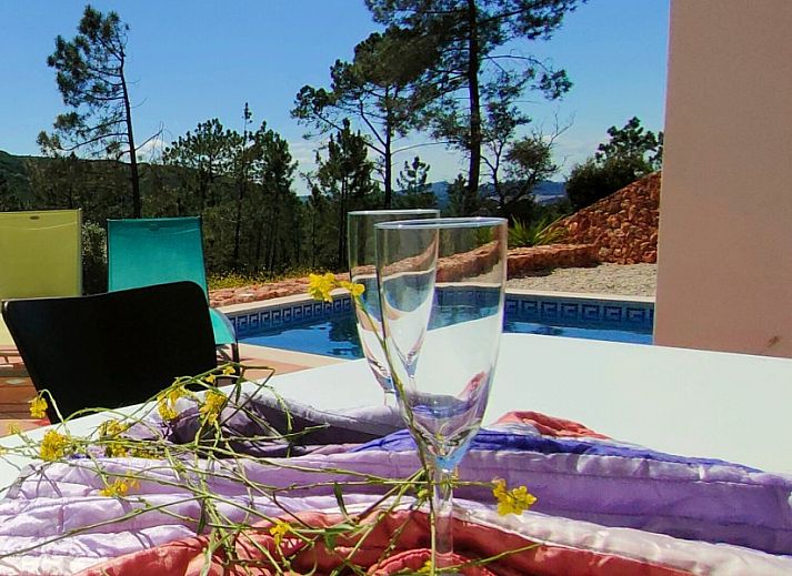 Geniet van het uitzicht op de groene heuvels vanuit Casa Bananeira villa 4P + baby met privezwembad in Sao Bartolomeu de Messines, Algarve.