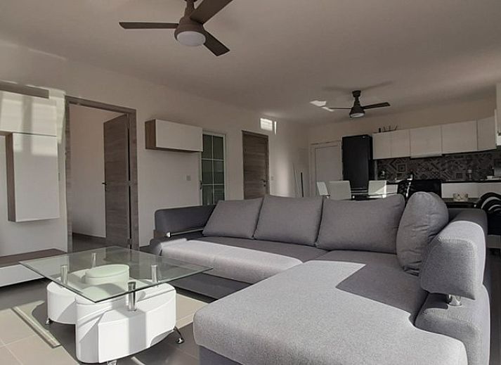 Geniet van het zonnige terras van Casa Bananeira villa in Sao Bartolomeu de Messines, Algarve, met privezwembad en prachtig uitzicht.