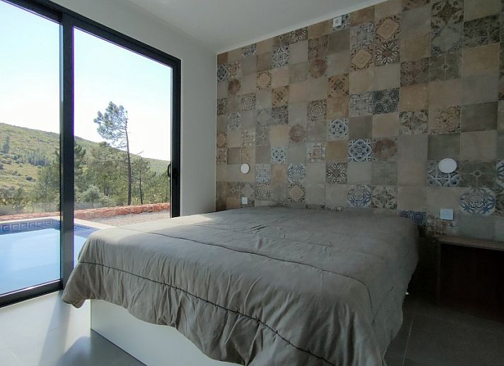 Geniet van het zonnige terras van Casa Bananeira villa in Sao Bartolomeu de Messines, Algarve, met privezwembad en prachtig uitzicht.
