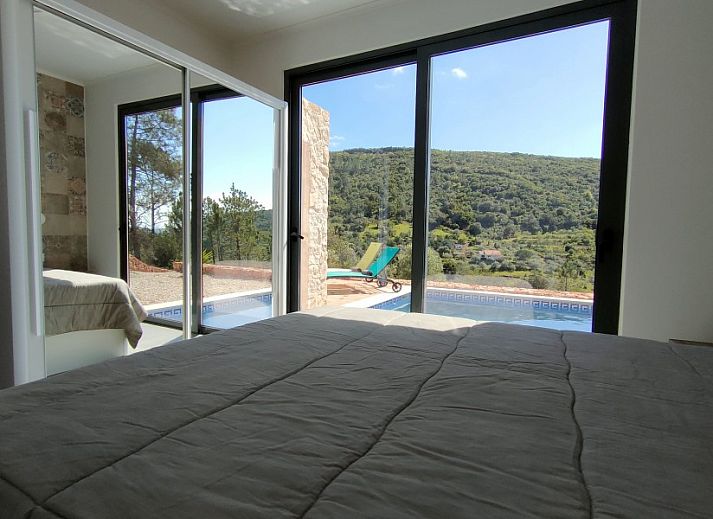 Geniet van het zonnige terras van Casa Bananeira villa in Sao Bartolomeu de Messines, Algarve, met privezwembad en prachtig uitzicht.