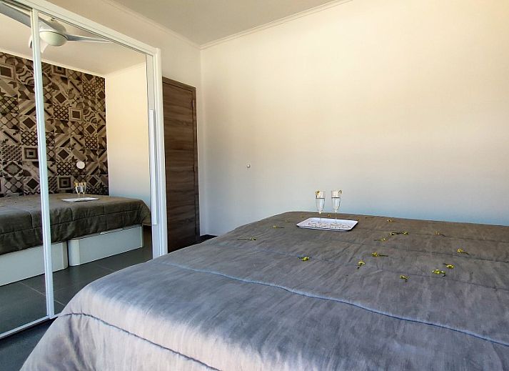 Ontspan bij het zwembad van Casa Bananeira villa 4P + baby in Sao Bartolomeu de Messines, Algarve, met een prachtig uitzicht op de natuur.