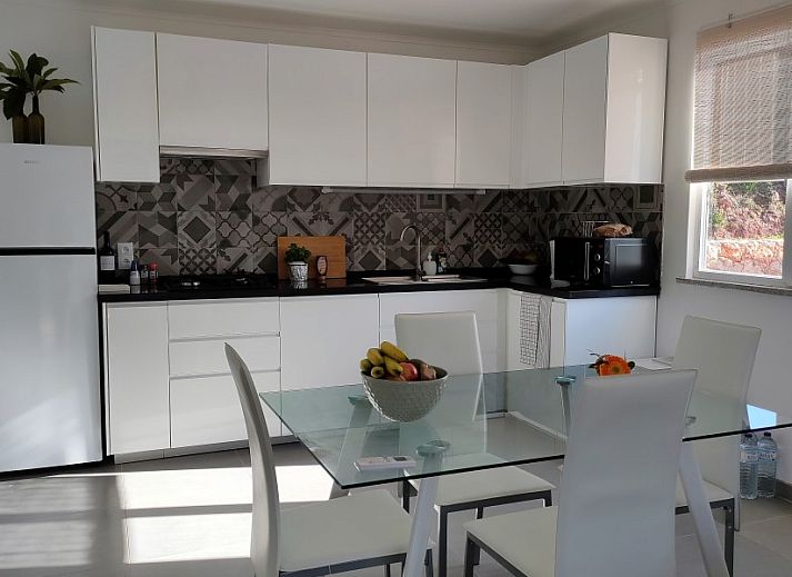 Ontspan bij het zwembad van Casa Bananeira villa 4P + baby in Sao Bartolomeu de Messines, Algarve, met een prachtig uitzicht op de natuur.