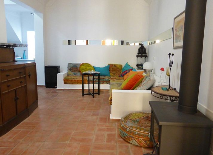 Charmante gevel van Casa Levante, een vakantiehuis in Fuzeta, Algarve, Portugal, met traditionele houten ramen en deur.