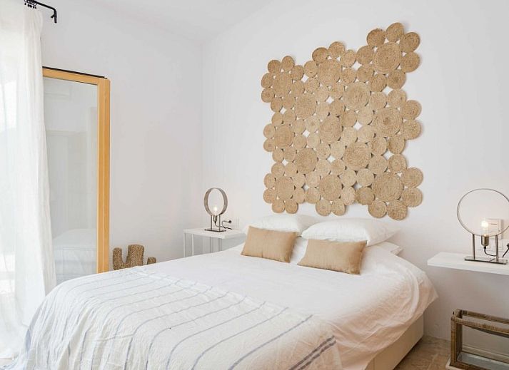 Soda y Limon vakantiehuis in Sayalonga, Andalusie biedt serene natuurlijke omgeving met palmbomen en rustgevend uitzicht.