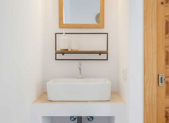 Stijlvolle woonkamer in Soda y Limon vakantiehuis, Sayalonga, Andalusie, met moderne inrichting en rustieke elementen.