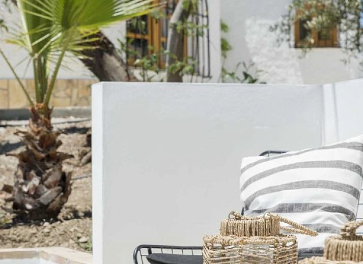 Soda y Limon vakantiehuis in Sayalonga, Andalusie met een uitnodigend terras en zwembad, omgeven door weelderige natuur.
