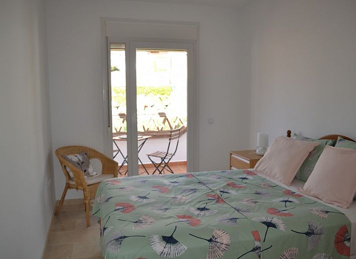 Gezellige woonkamer van Al Cautin appartement in Alcaucin, Andalusi met uitzicht op de bergen en een uitnodigend terras.