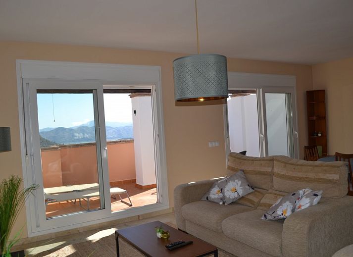 Gezellige woonkamer in Al Cautin appartement, Alcaucin, Andalusi met uitzicht op de bergen vanaf het terras.