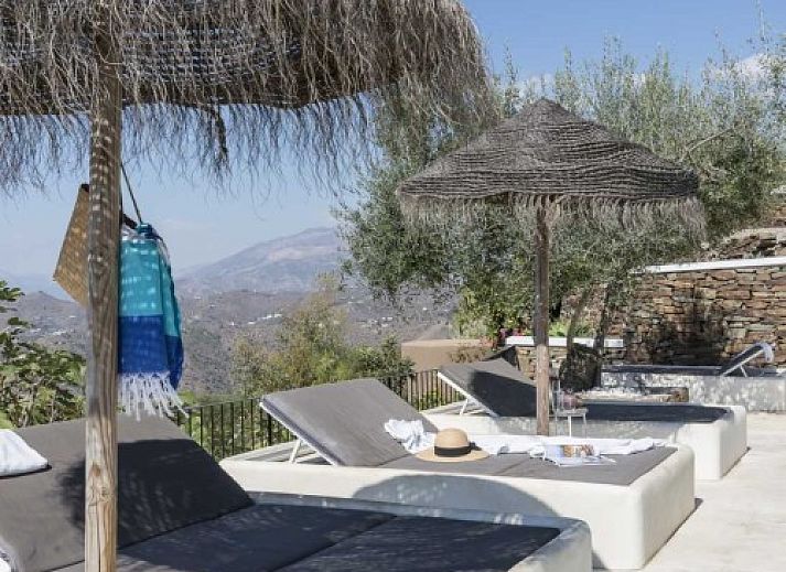 Geniet van het privezwembad met panoramisch zeezicht bij The View, een vakantiehuis in Sayalonga, Andalusie, Spanje.