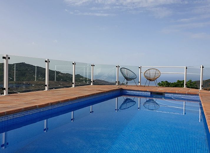 Geniet van het terras bij Finca la Vida, een vakantiehuis in Competa, Andalusie, met uitzicht op de natuur en bergen.