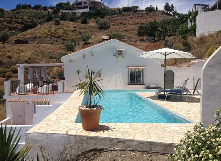 Geniet van het zwembad bij Casa Milvan, een vakantiehuis in het schilderachtige Competa, Andalusie, omringd door heuvels.