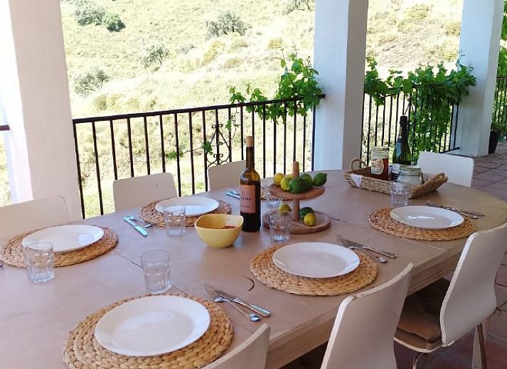 Geniet van het zwembad bij Casa Milvan, een vakantiehuis in het schilderachtige Competa, Andalusie, omringd door heuvels.