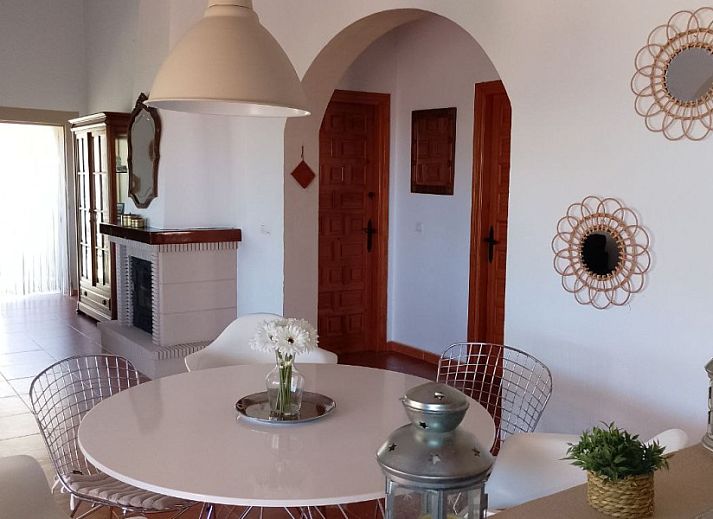 Geniet van het zwembad bij Casa Milvan, een vakantiehuis in het schilderachtige Competa, Andalusie, omringd door heuvels.