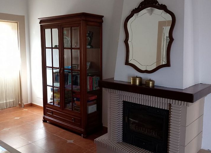 Geniet van het zwembad bij Casa Milvan, een vakantiehuis in het schilderachtige Competa, Andalusie, omringd door heuvels.