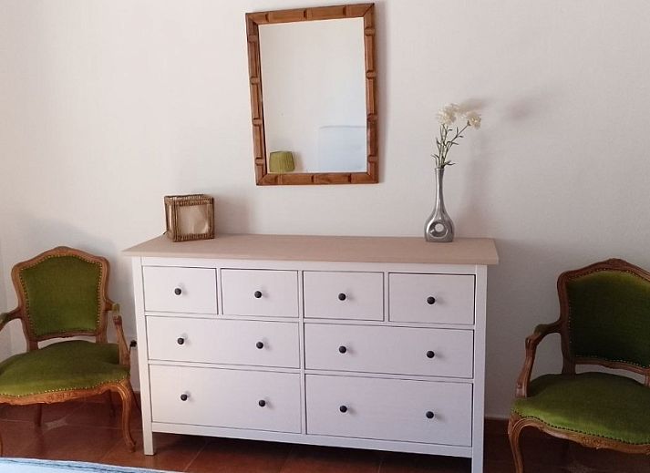 Geniet van een diner op het terras van Casa Milvan, een vakantiehuis in Competa, Andalusie, met uitzicht op de groene heuvels.