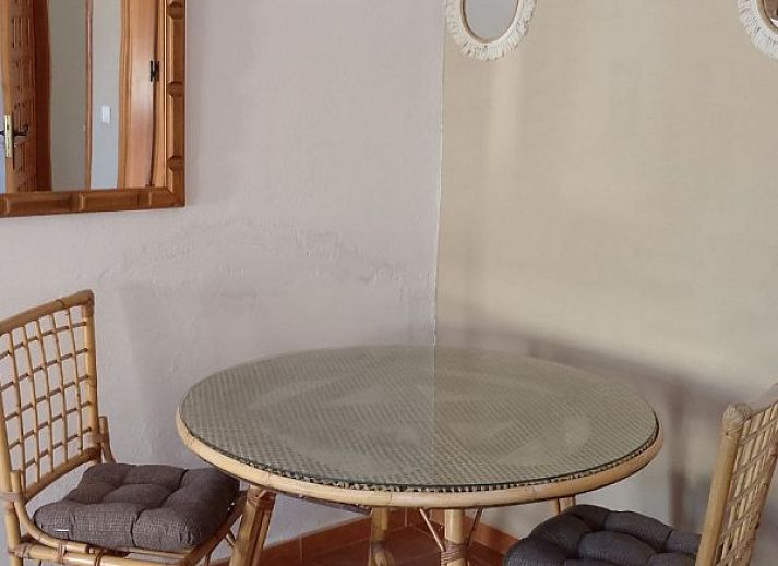 Geniet van een diner op het terras van Casa Milvan, een vakantiehuis in Competa, Andalusie, met uitzicht op de groene heuvels.