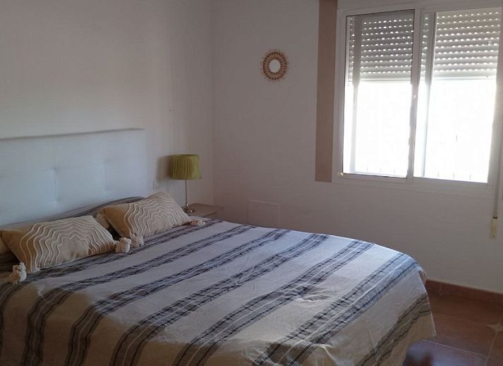 Moderne keuken in Casa Milvan vakantiehuis, Competa, Andalusie, met ruime werkbladen en stijlvolle kasten.