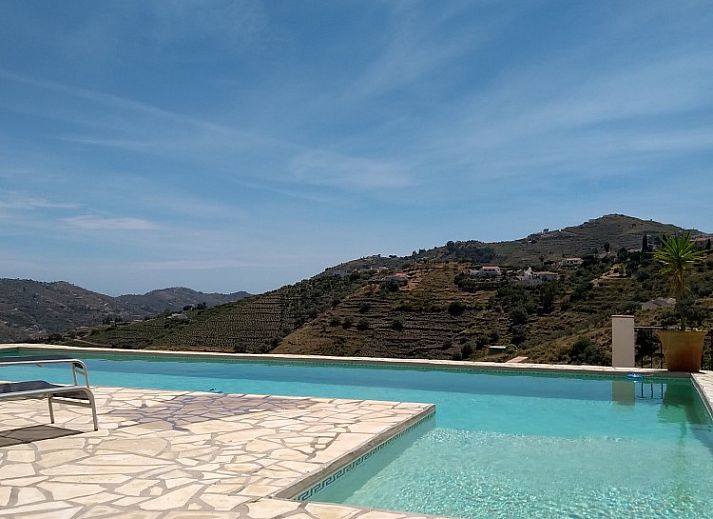 Stijlvolle woonkamer van Casa Milvan vakantiehuis in Competa, Andalusie, Spanje met moderne inrichting en gezellige sfeer.