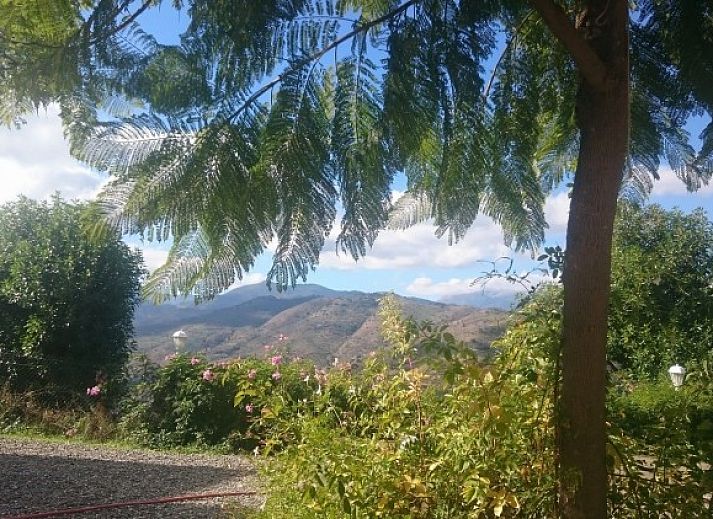 Geniet van de rust bij Nido Aguila Blanca, een vakantiehuis in Guaro-Malaga, Andalusie, met prachtig zwembad en groene omgeving.
