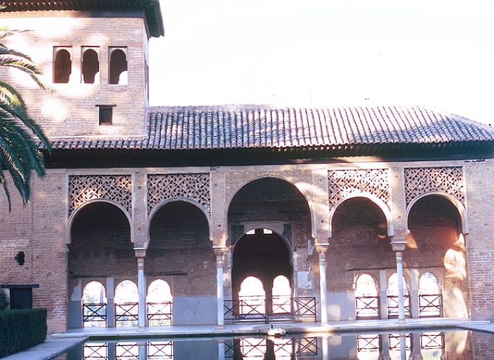 Gezellige woonkamer in Vakantiehuisje in La Taha, Pitres, Andalusie met comfortabele banken en rustieke inrichting.