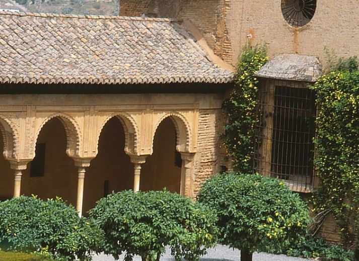 Gezellige woonkamer in Vakantiehuisje in La Taha, Pitres, Andalusie met comfortabele banken en rustieke details.