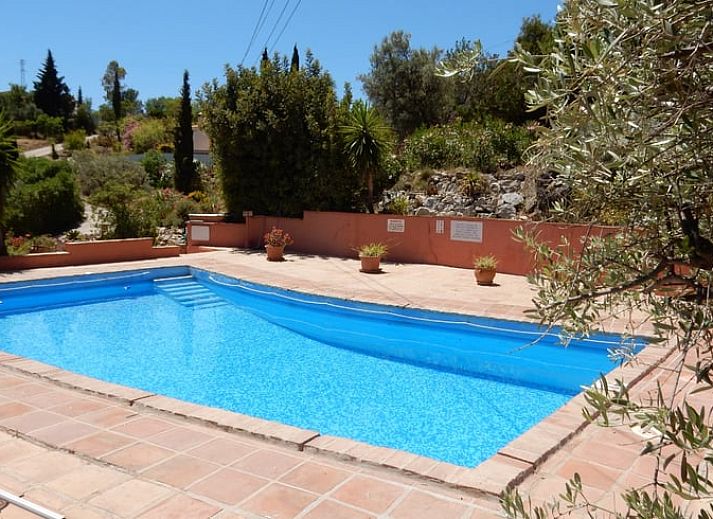 Gezellige slaapkamer in Vakantiehuis in Sedella, Andalusie met kunst en moderne inrichting voor een ontspannen verblijf.