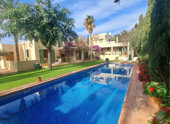 Ontspan bij het zwembad van Villa el Arenal, een charmante bungalow in Nijar, Andalusie, omgeven door weelderige tuinen.