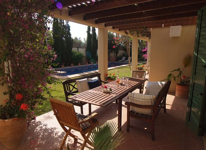 Ontspan bij het zwembad van Villa el Arenal, een charmante bungalow in Nijar, Andalusie, omgeven door weelderige tuinen.