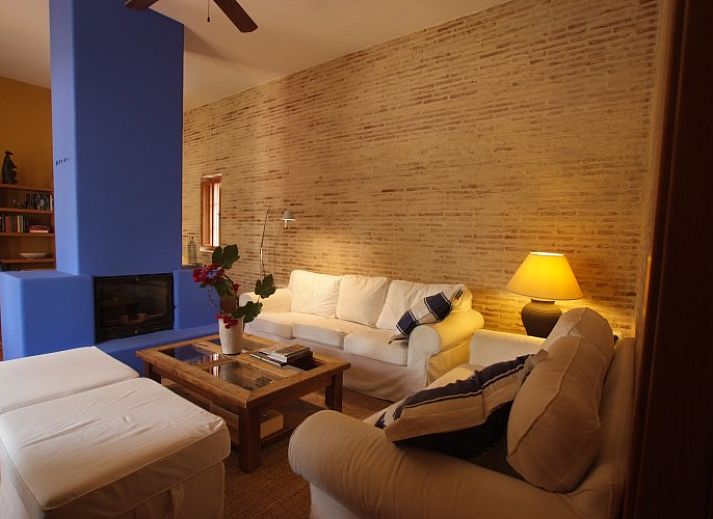 Ontspan bij het zwembad van Villa el Arenal, een charmante bungalow in Nijar, Andalusie, omgeven door weelderige tuinen.