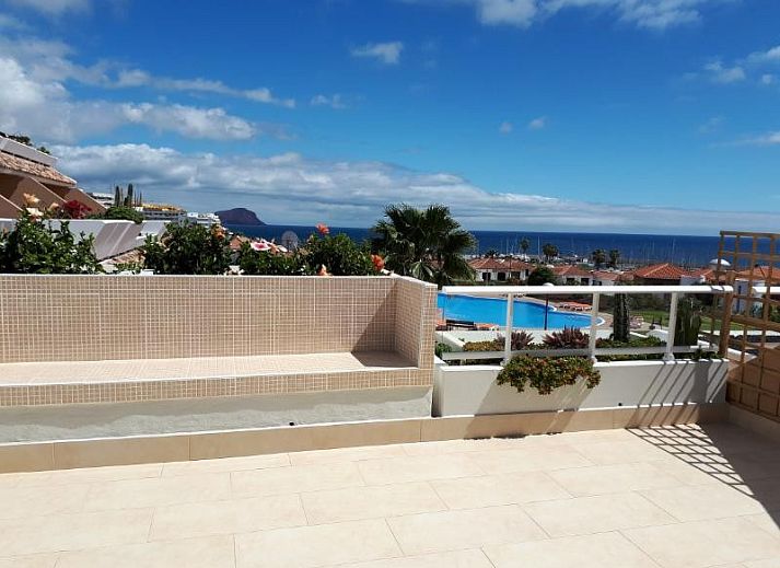 Uitzicht vanaf Royal Marina Golf vakantiehuis in Golf del Sur, met zwembad en oceaan op de achtergrond, Canarische Eilanden.