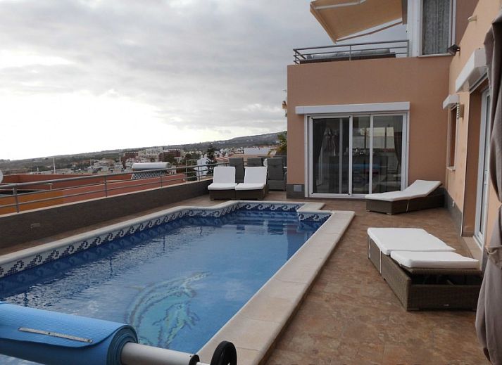 Geniet van het panoramisch uitzicht en jacuzzi op het terras van Casa Alex, een bed and breakfast in Adeje, Canarische Eilanden.