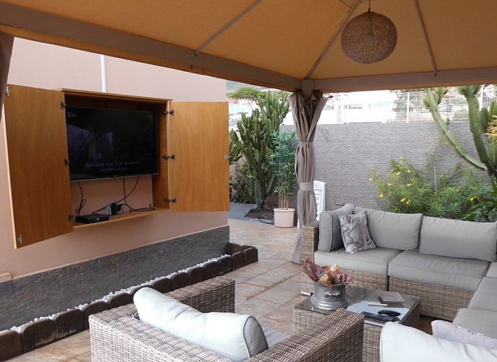 Geniet van het panoramisch uitzicht en jacuzzi op het terras van Casa Alex, een bed and breakfast in Adeje, Canarische Eilanden.