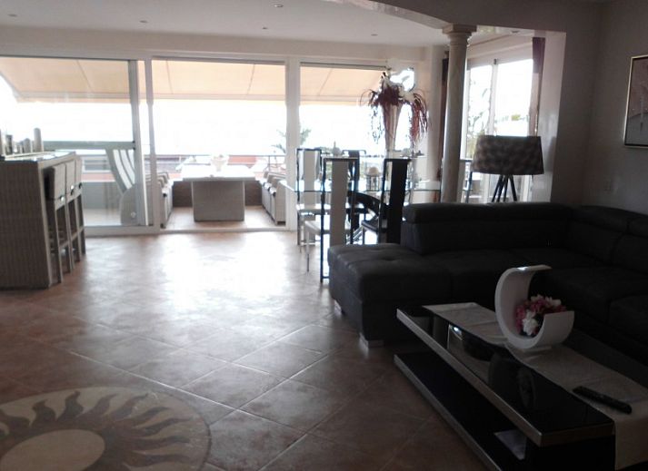 Ontspan bij het zwembad van Casa Alex, een bed and breakfast in Adeje, Canarische Eilanden, met prachtig uitzicht over de omgeving.